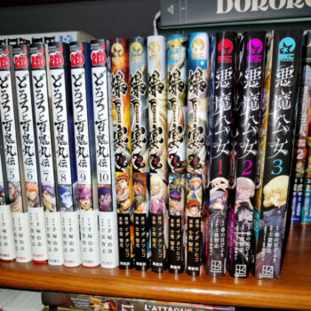 Le tome 10 de Dororo and Hyakkimaru et le tome 3 de The Devil Princess dans la bibliothèque